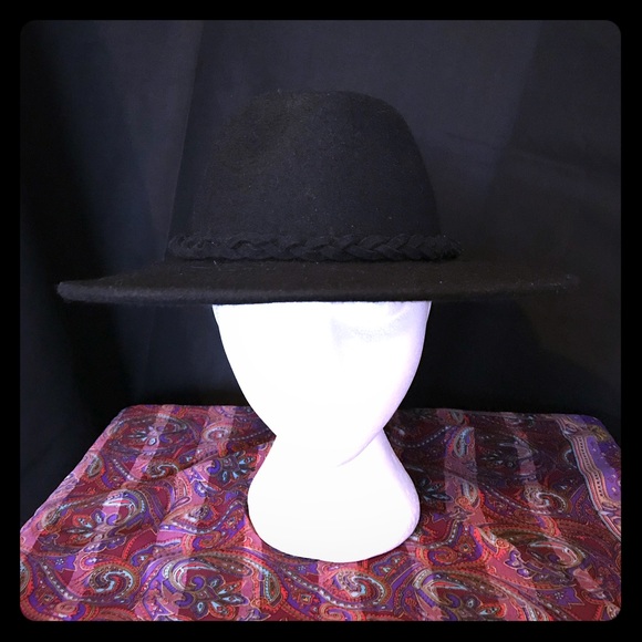 firm wide brim hat